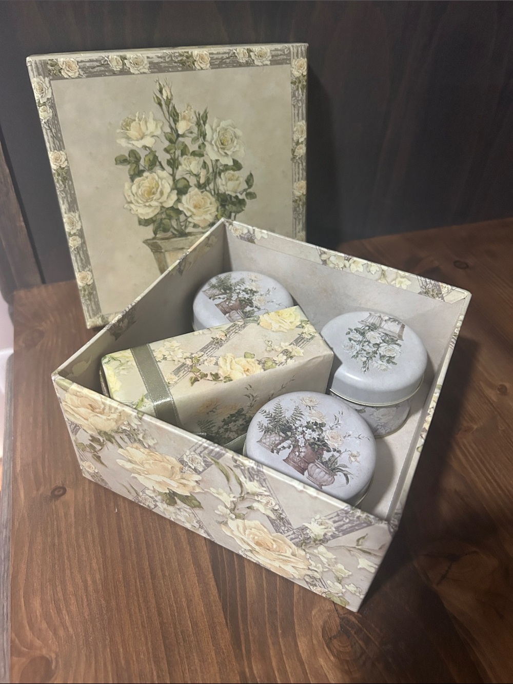 Floral Decorative Gift Box Set with candles and gardenia vegetable soap NEW